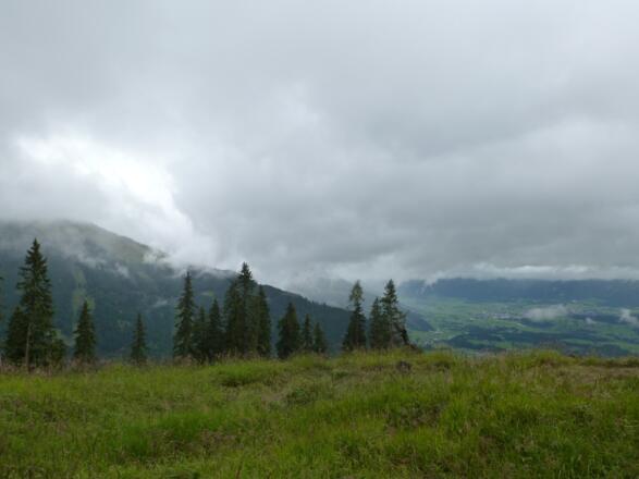 Blick ins Saalachtal - ...das Stimmt natürlich nur bedingt. Bei Gewitter sollte man auch mit der besten Kleidung lieber nicht am Berg unterwegs sein....