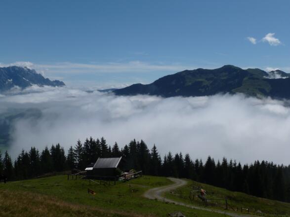 Gstallneralm - Im Saalachtal hängen noch ein paar Wolken, die sich aber kurz darauf verflüchtigen. Im Hintergrund die Schwalbenwand. 