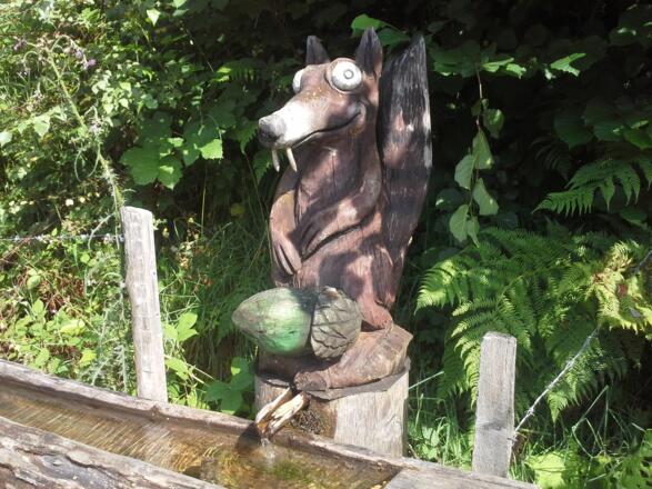 Schnitzkunst am Wegesrand - Auf dem Weg zur Schwalbenwand bieten sich einige Erfrischungsmöglichkeiten.