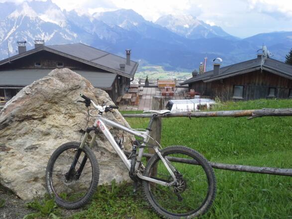 Beim Berggashaus Biberg - Die Aussichtsterasse läd zur Rast ein