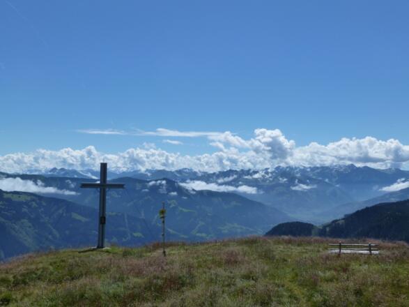 Am Gipfel der Sausteige mit Blick auf Grasberge und Tauern