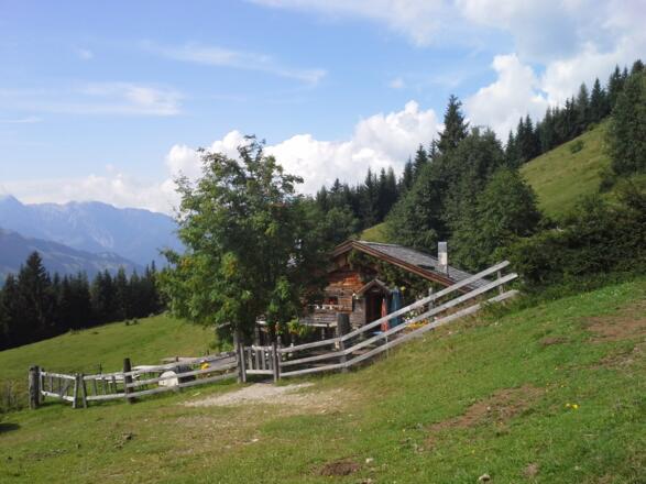 Die malerische Jausenstation Kammerereggalm - Auf der Terasse der Hütte hat mein einen wundervollen Blick ins Saalachtal. 