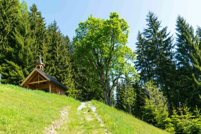 idyllische Kapelle vorm Berggasthof Sattelbauer