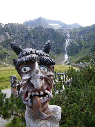 Viele Schnitzereien zieren die urige Sulzenaualm.