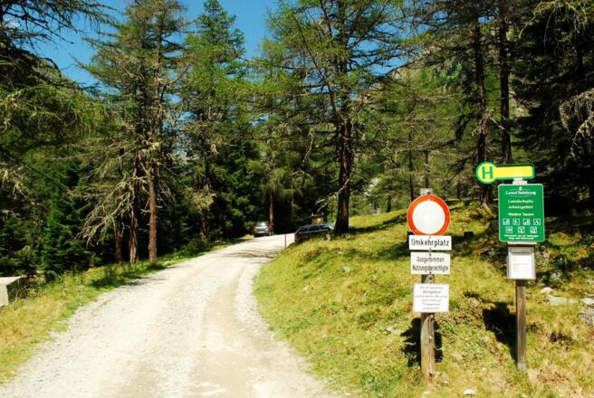 Letzte Bushaltestelle vor dem Hüttendorf