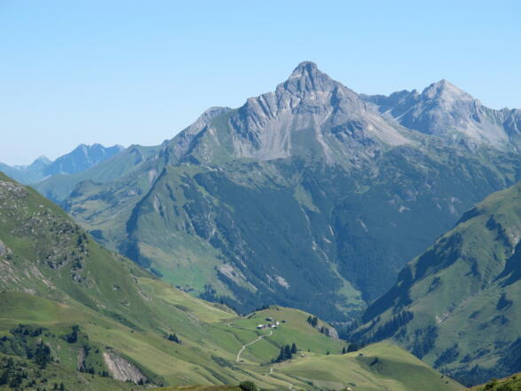 Blick auf Bürstegg u. den dahinter liegenden Biberkopf