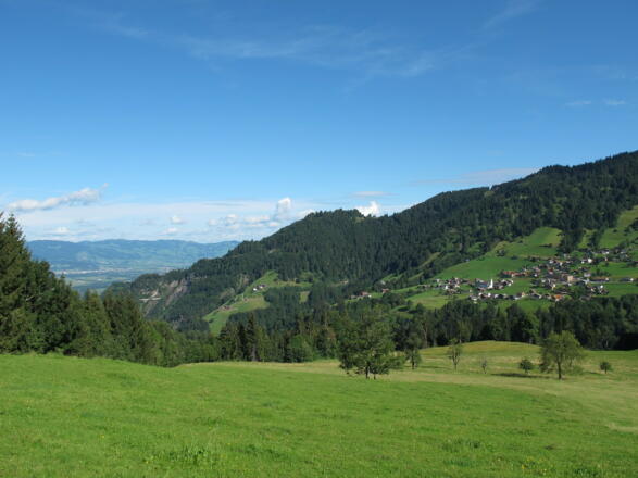 Blick von der Wiesalpe nach Laterns-Thal und ins Rheintal. Oberhalb von Laterns führt durch den Wald der Stöckweg.