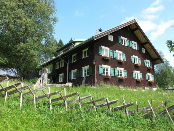 Walserhaus mit "Schreeghaag" in der Parzelle Au (Hirschegg). Diese Holzzäune waren früher im ganzen Kleinwalsertal üblich.
