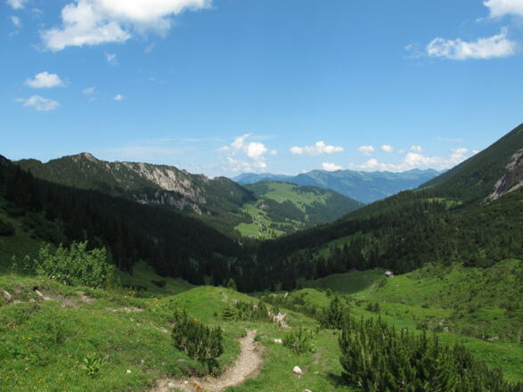 Blick vom Mattlerjoch, rechts hinten die Berge des Walser Kamms
