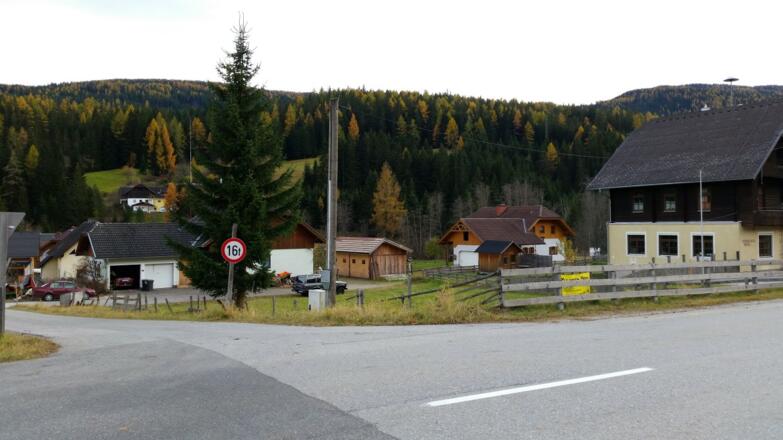 Rechts die Volksschule mit Parkplatz