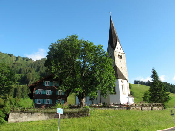 Kirche und Pfarrhaus von Mittelberg  