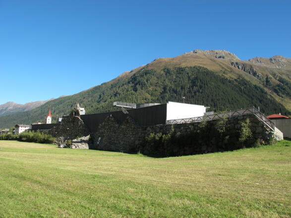 Galtür mit Lawinenschutzmauer und Alpinarium