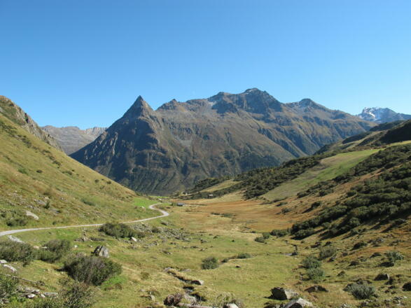 Auf dem Weg vom Zeinisjoch nach Galtür, das unterhalb der markanten Gorfenspitze liegt.