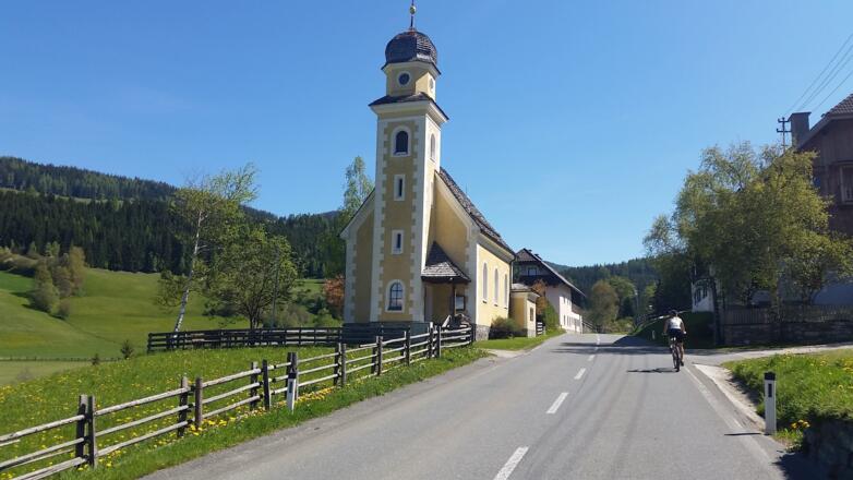 Auf Straße bis Penk fahren