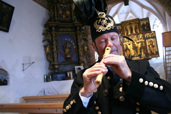 Flötenspieler Adolf Zudrell in der St. Agatha Bergknappenkapelle