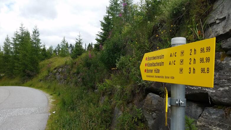 Folgen Sie der Beschilderung Richtung St. Martin / 01