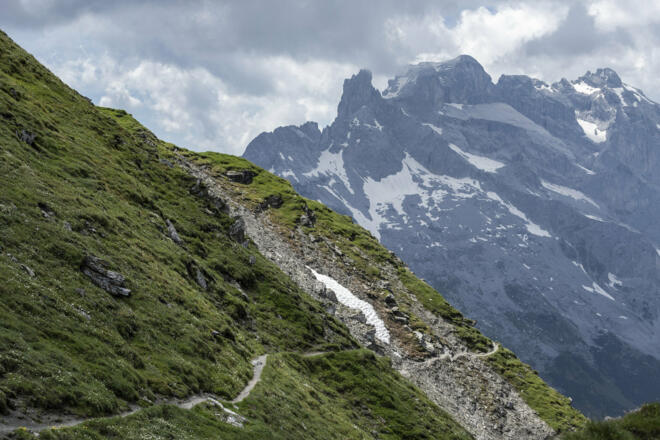 Weg Richtung Schwarze Scharte - Drei Türme im Hintergrund (c) Lucas Tiefenthaler / Vorarlberg Tourismus