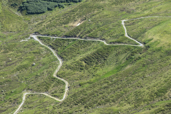 Weg unterhalb des Silvretta Stausees (c) Lucas Tiefenthaler / Vorarlberg Tourismus