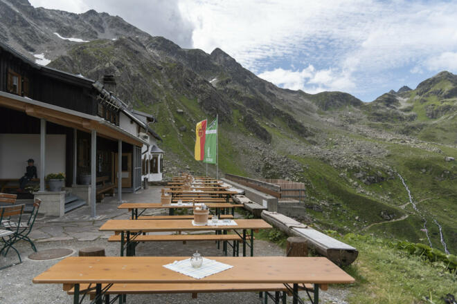 Terrasse der Tübinger Hütte (c) Martin Vogel / Vorarlberg Tourismus