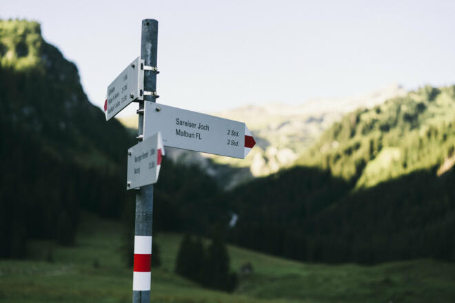 Wegweiser Sareiser Joch  (c) Dominic Berchtold / Vorarlberg Tourismus