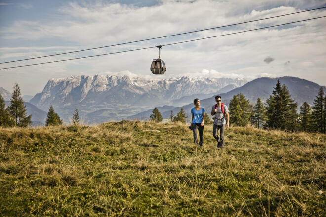Gondelbahn im Alpendorf