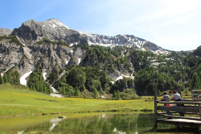 Der Ursprungalm-Rundweg unterhalb der Steirischen Kalkspitze