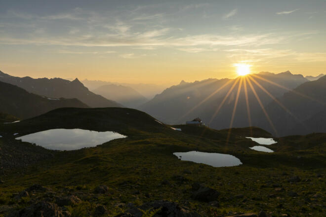 Sonnenuntergang bei Kaltenberghütte (c) Lucas Tiefenthaler / Vorarlberg Tourismus