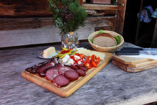 Jause auf der Ellmaualm