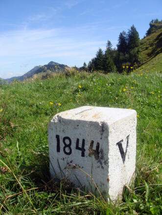 Einer der Grenzsteine entlang der österreichisch-deutschen Grenze