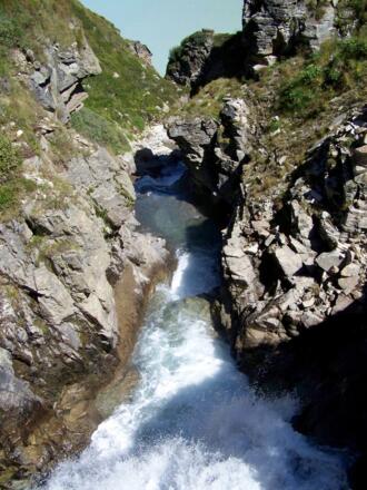 Das Wasser stürzt aus dem Klostertal.