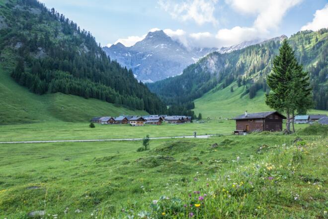 Im Gamperdonatal - Alpsiedlung Nenzinger Himmel mit Panülerkopf im Hintergrund