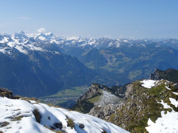 Blick vom Gipfel Richtung Bludenz/Bürs, im Hintergrund der Rätikon