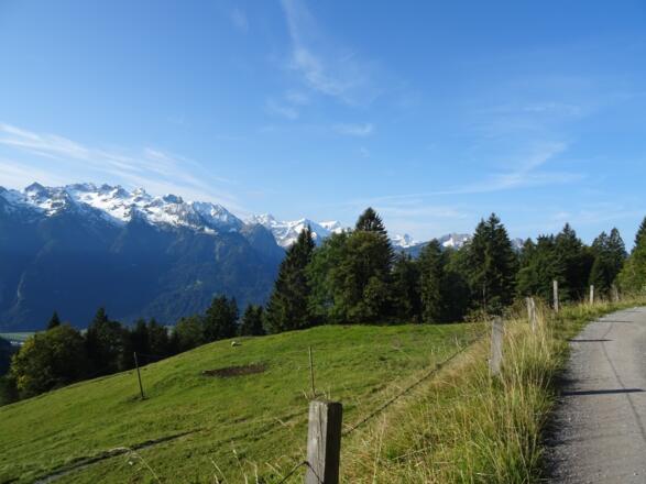 Auf dem Alpweg unterwegs Richtung Tiefenseesattel