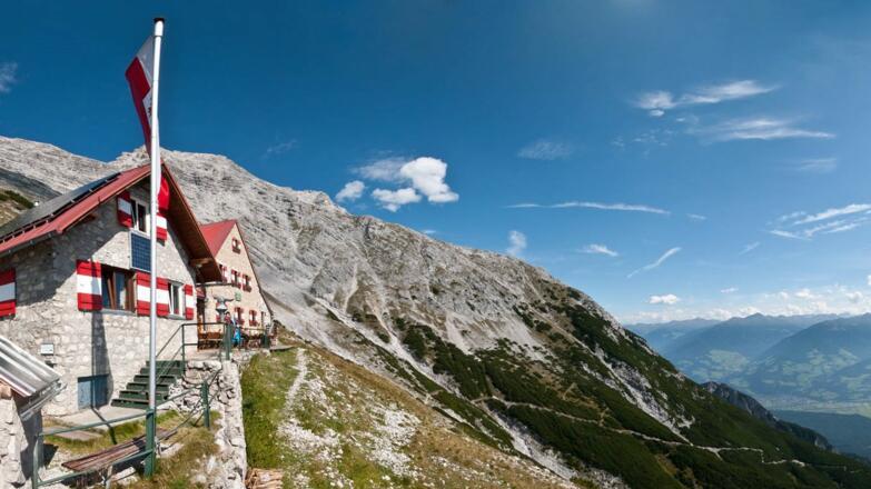 Bettelwurfhütte, im Hintergrund der Große Bettelwurf. Gut zu sehen - der Bergweg zur Hütte.