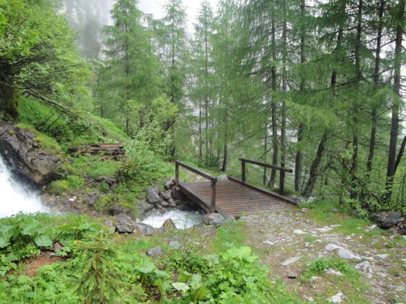 Brückerl über den Wasserfall mit angenehmer Gischt