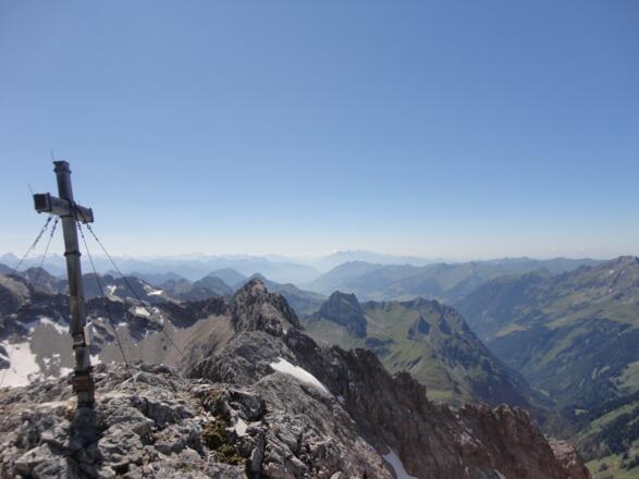 Aussicht vom Gipfel mit Kreuz