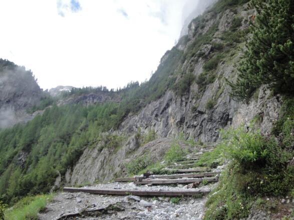 Aufstieg rechts des Wasserfalls