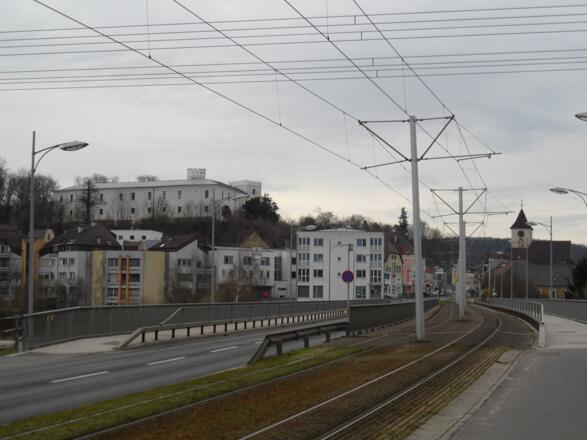 Der Linzer Stadtteil Ebelsberg mit dem Schloss Ebelsberg im Hintergrund.