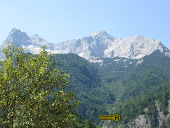 Blick von der Bushaltestelle Polsterstüberl auf das Tote Gebirge