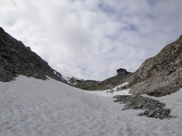 Aufstieg zu Beginn der Saison über alten Schnee