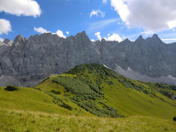Ladizköpfl (Bildmitte, 1920 m), dahinter Laliderer Spitze (2588 m)