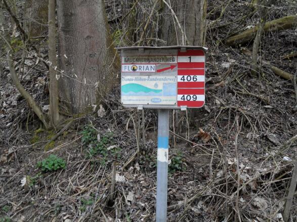 Markierung der Weitwanderwege 6 und 9.