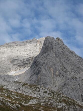 Blick zurück zum Großen Priel mit markantem rotem Kreuz