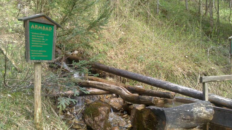 Erfrischendes Armbad an der Kneippanlage