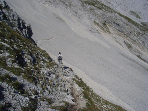Der Alpenvereinsweg weist keine besonderen Schwierigkeiten oder Gefahrenstellen auf. Trittsicherheit ist dennoch gefordert.