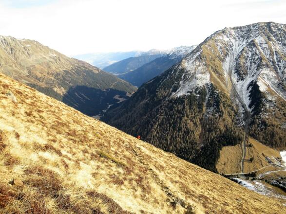 Blick hinaus in Sellraintal, ganz hinten rechts die Kalkkögel, vorne der Freihut.