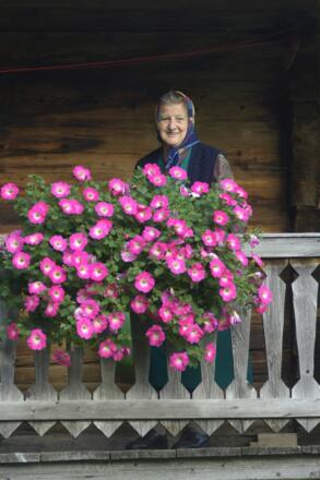 Oma auf Balkon