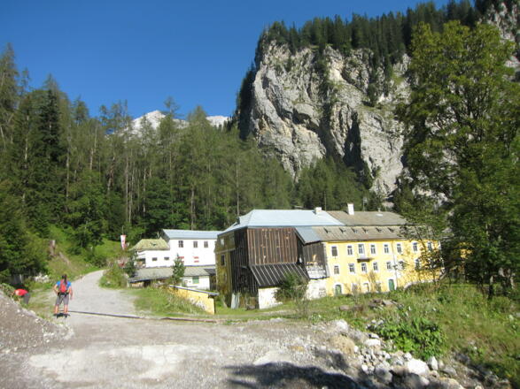 Die Herrenhäuser im Halltal (kein Ausschank).