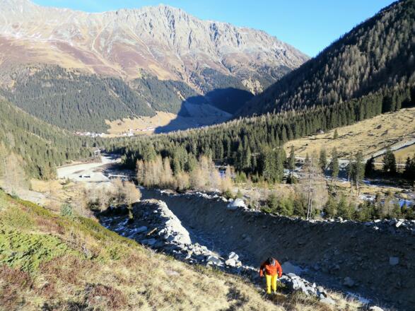 Links des markanten Grabens führt der Steig empor. Hinten die Peiderspitze.