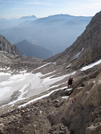 Querung des Geröllfeldes im Kühkar nach dem Steig